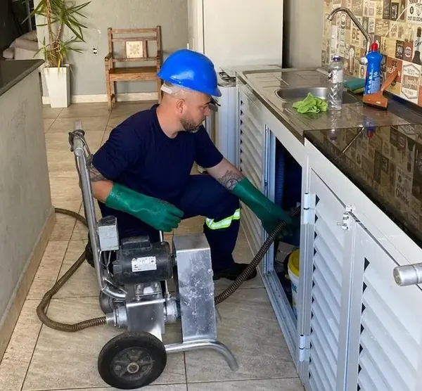 Rafael Scotre trabalhando - Desentupidora profissional 24 Horas com garantia de 3 meses